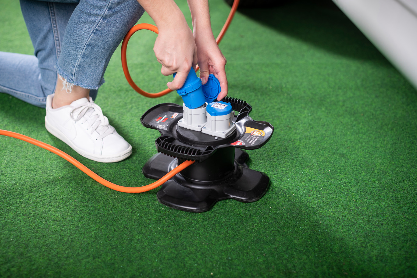 The right connection cable