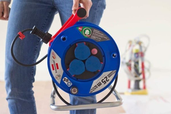 Choosing the right cable reel: of splash guards and plug storage